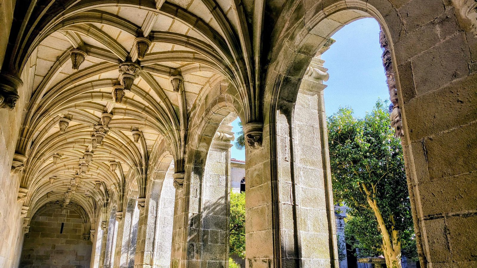 Los arcos del Claustro de las Procesiones.
