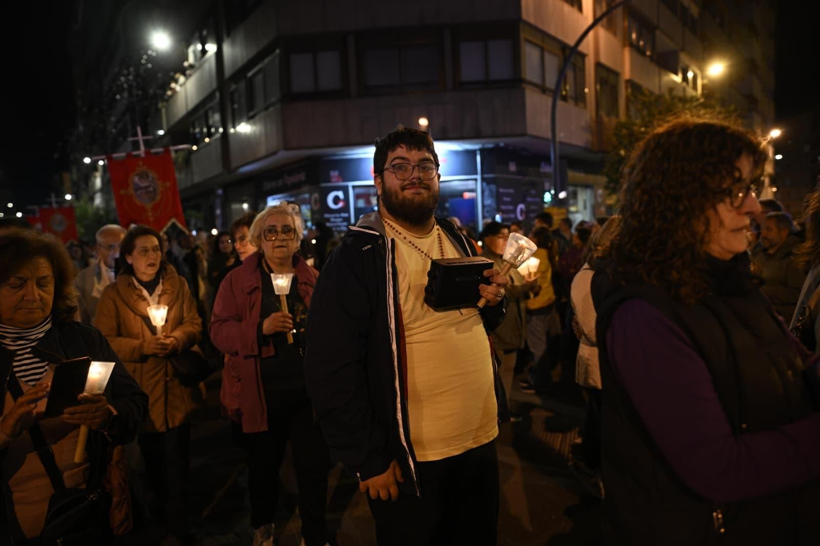 Fieles de todas las edades portaron sus antorchas y velas encendidas en señal de promesa, agradecimiento y fe.