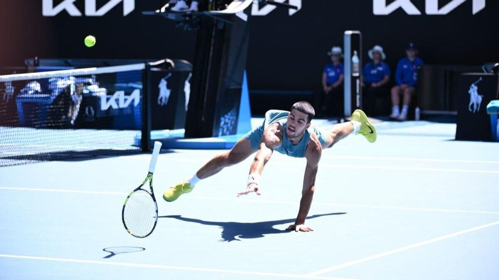 El murciano Carlos Alcaraz se lanza para golpear la bola durante su encuentro en Australia.