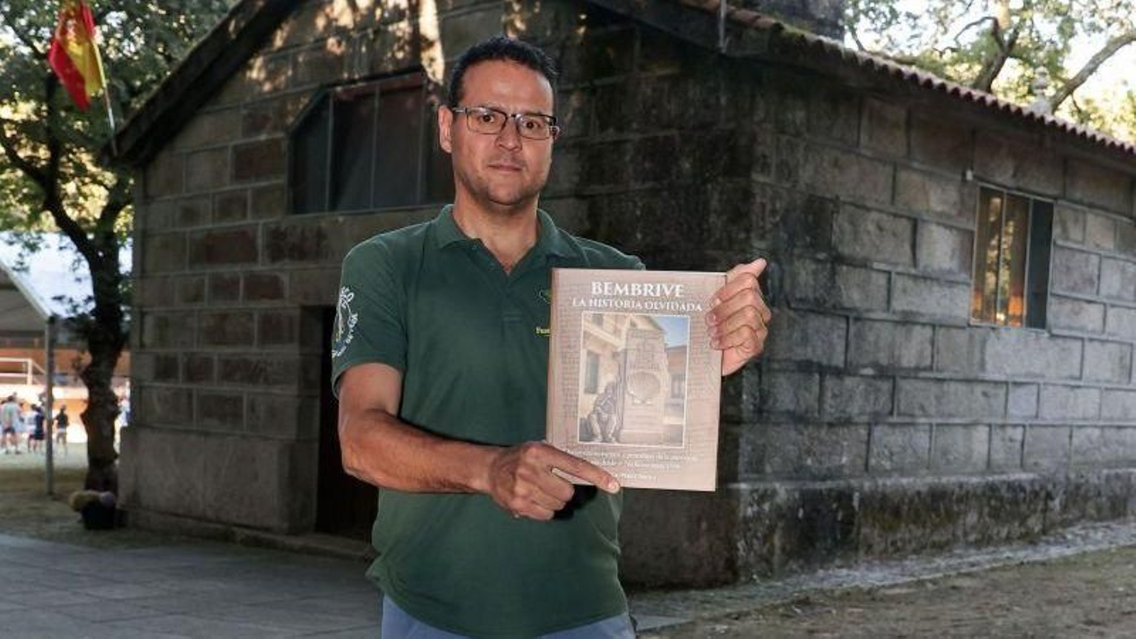 Diego Pérez, con su libro, ante al capilla de San Cibrán.