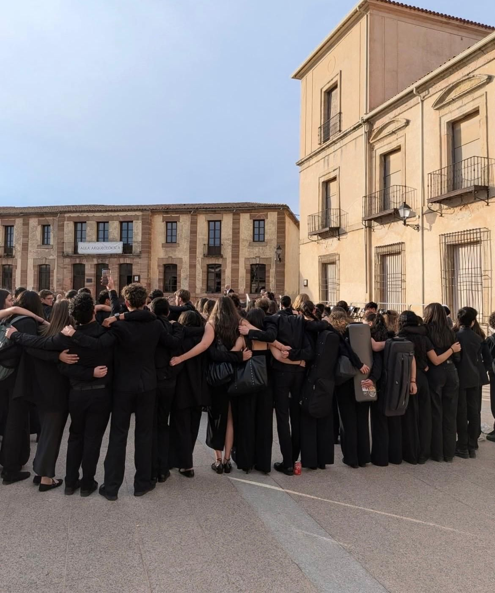 Los integrantes de la Orquesta del Conservatorio Profesional de Música de Ourense esperan el fallo del jurado durante el Concurso Nacional de Orquestas de Conservatorio.