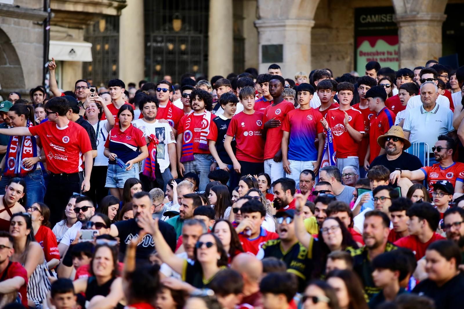 Galería | La afición de la UD Ourense sale a las calle de Ourense para disfrutar del partido, en fotos