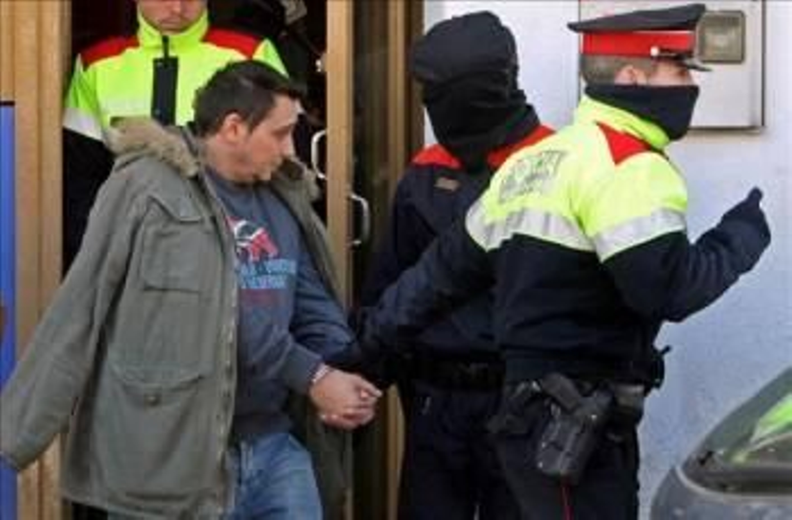 Los Mossos d'Esquadra se llevan a uno de los detenidos en la localidad barcelonesa de Esparraguera. (Foto: Alberto Estévez)