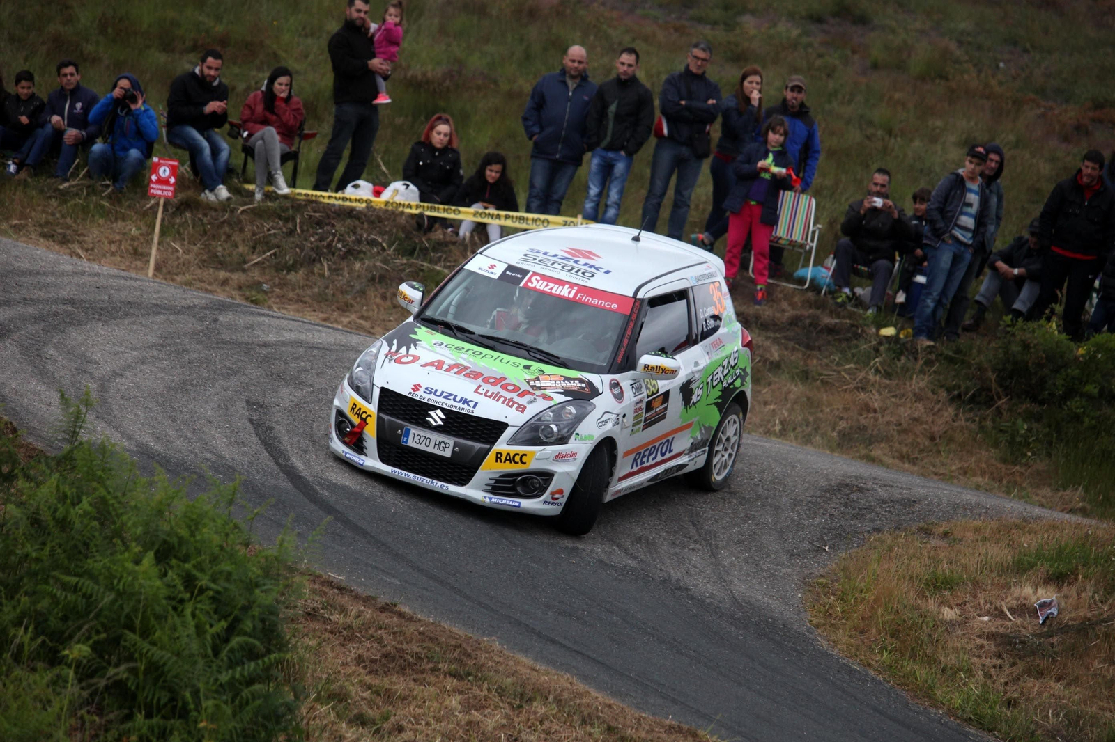 El equipo ourensano, durante la disputa de uno de los tramos de la mañana del Rally de Ourense.