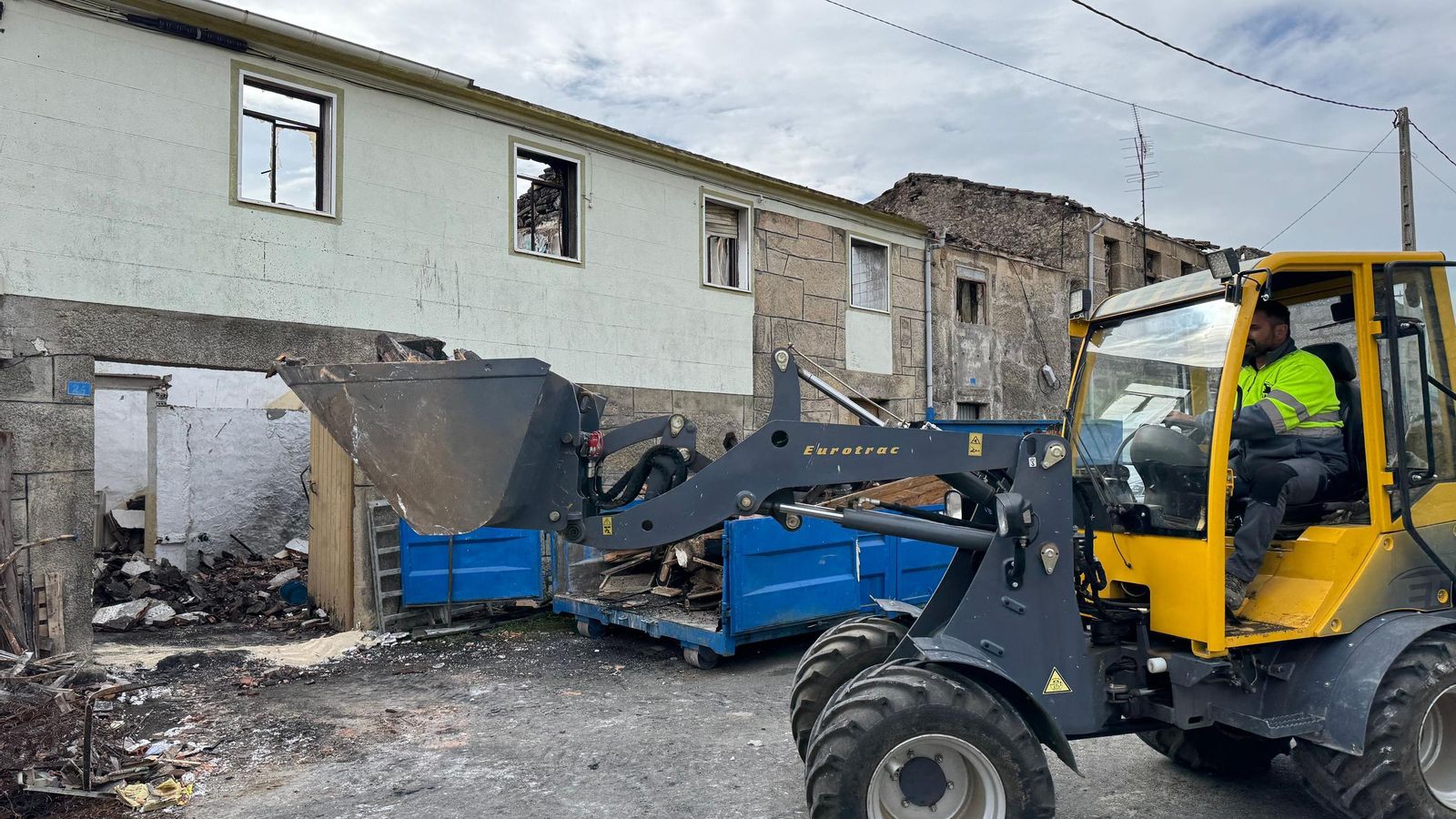 Los operarios llevan ya una semana desescombrando con la ayuda de maquinaria.