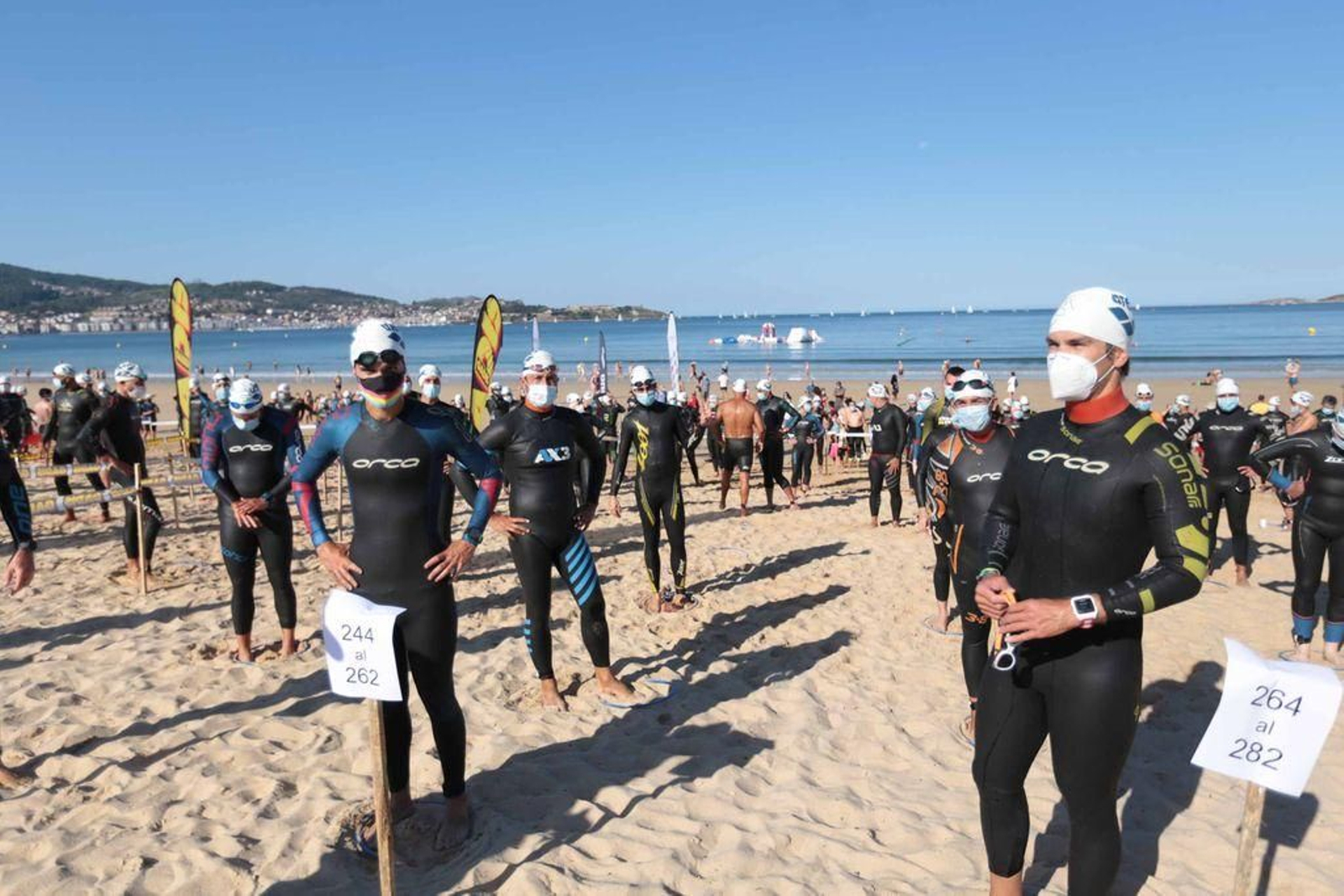 Los nadadores guardaron la distancia social y tomaron la salida de forma escalonada, de dos en dos, para cumplir el protocolo contra la Covid-19.