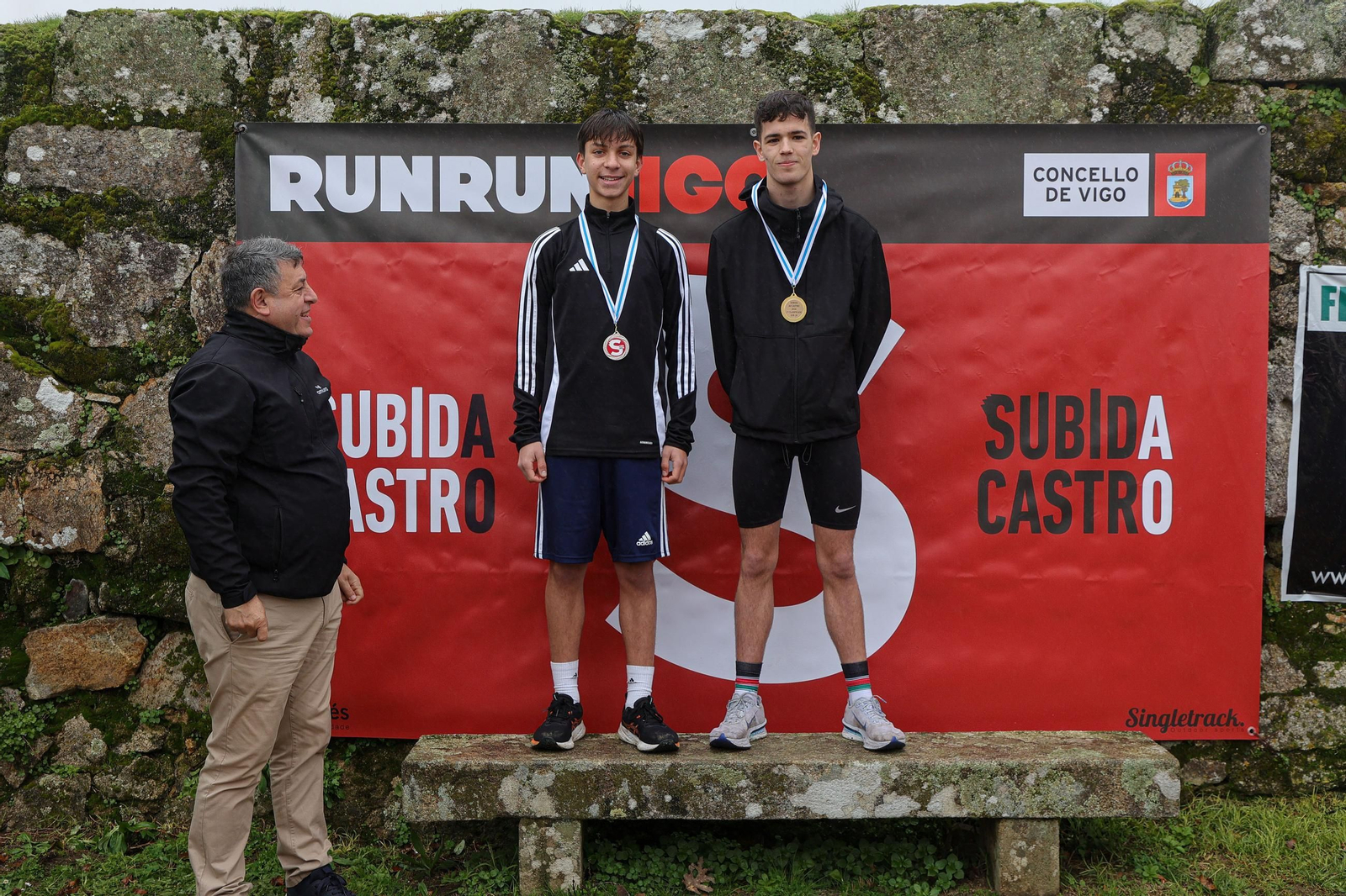 Galería | Cientos de atletas aguantan la lluvia en la Subida ao Castro
