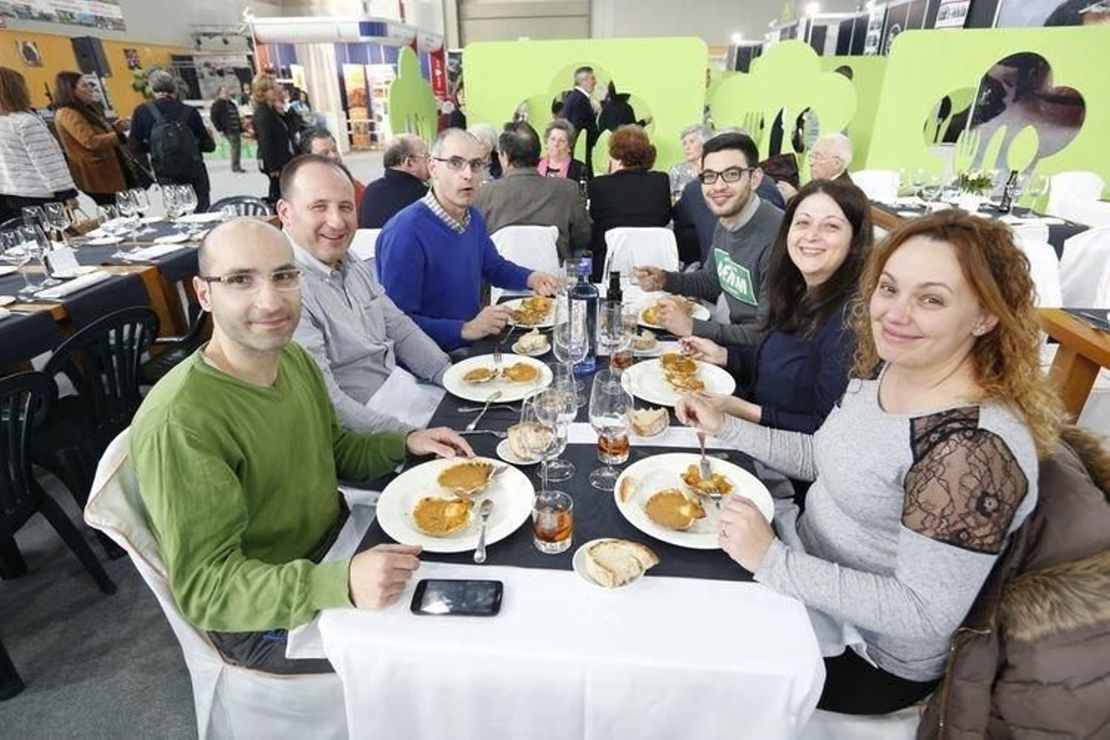 Ourense. 06-03-15. Local. Xantar.
Iván, Emerio, Julio, Jairo, Raquel, Sonia.
Lugo
Foto: Xesús Fariñas