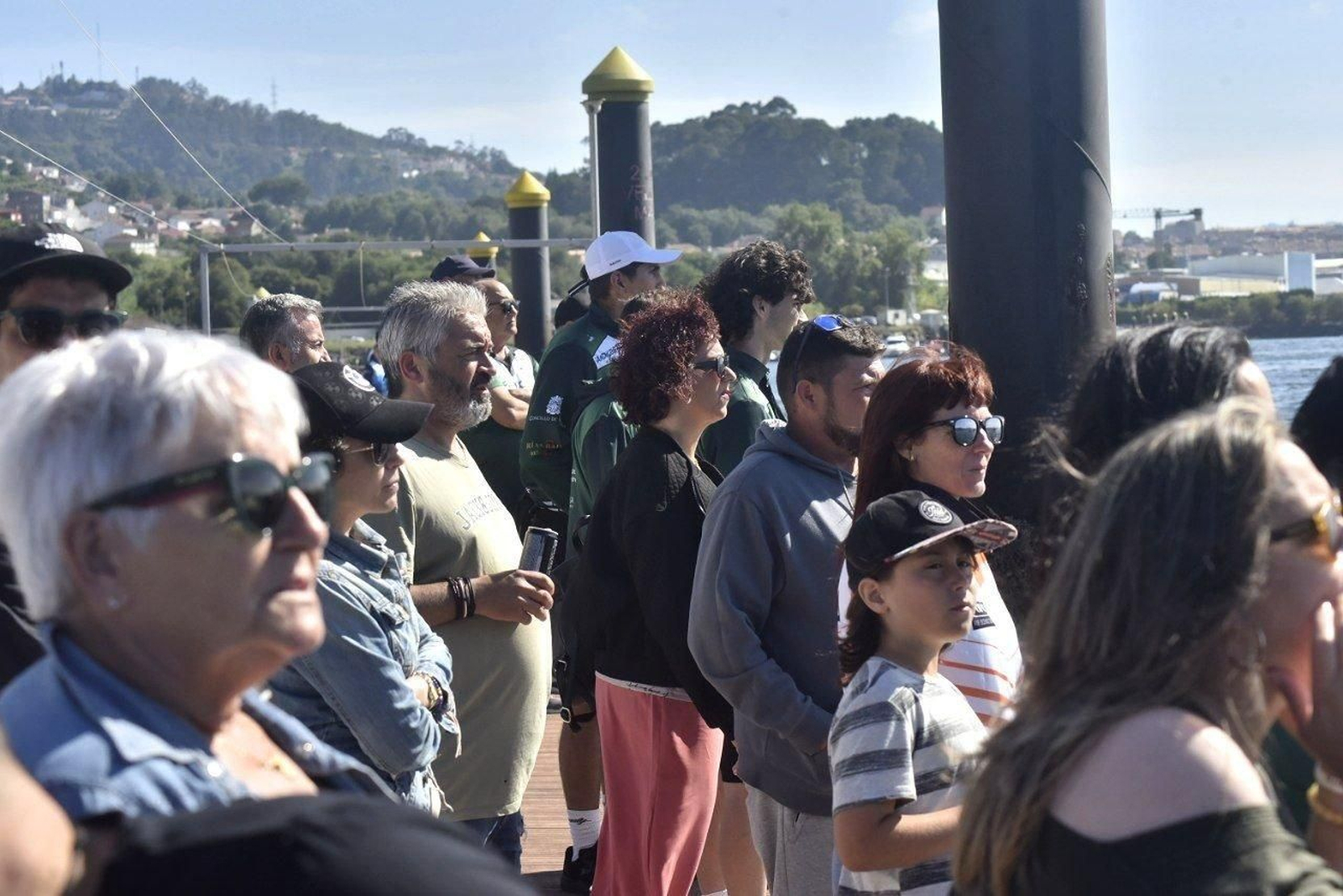 Público asistente en las traiñeiras en Redondela.