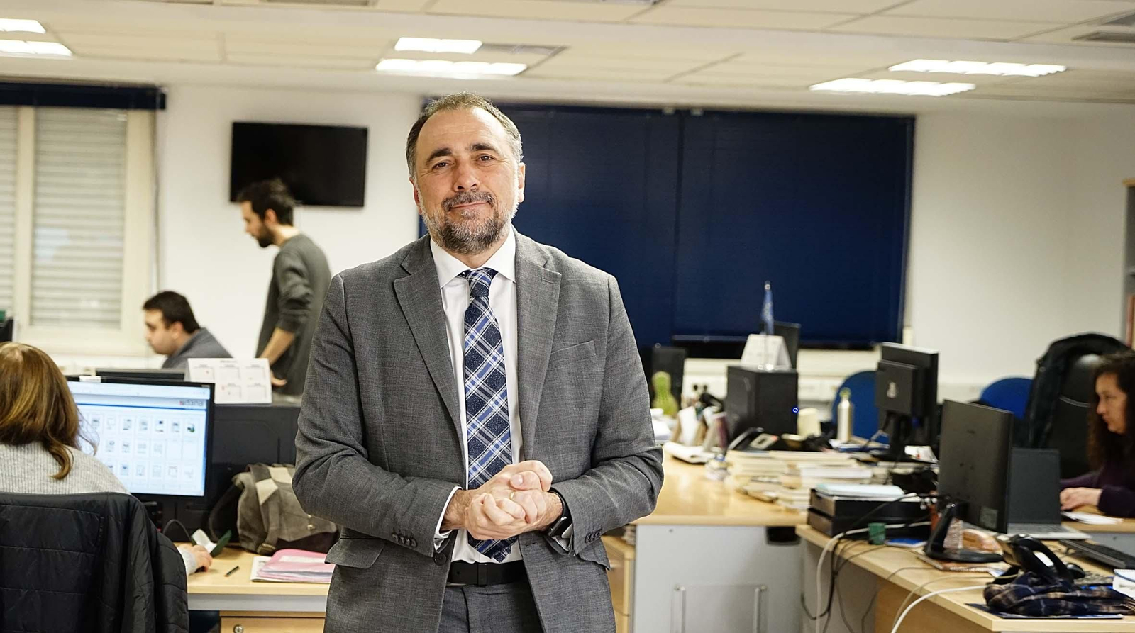 El conselleiro de Sanidade, Julio García Comesaña, en las instalaciones de Atlántico.