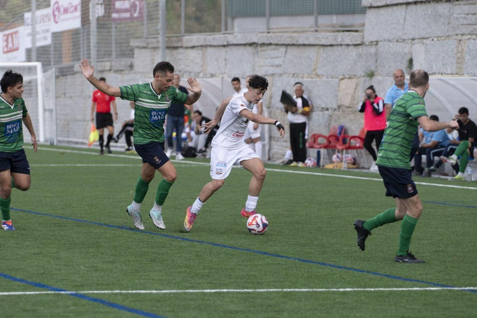 Raúl Gallego, delantero del Arnoia, intenta superar a un contrario en   A Queixeira.