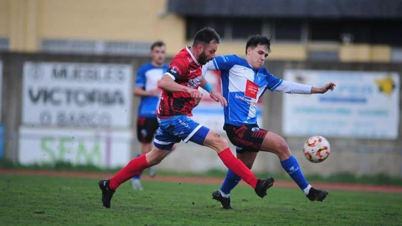 Javi Pazos, goleador del CD Barco, en un partido de este curso en el estadio de Calabagueiros.