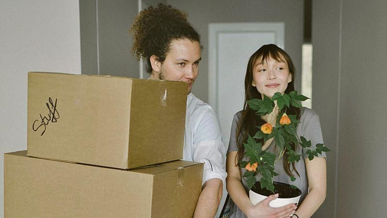 Una pareja haciendo una mudanza.