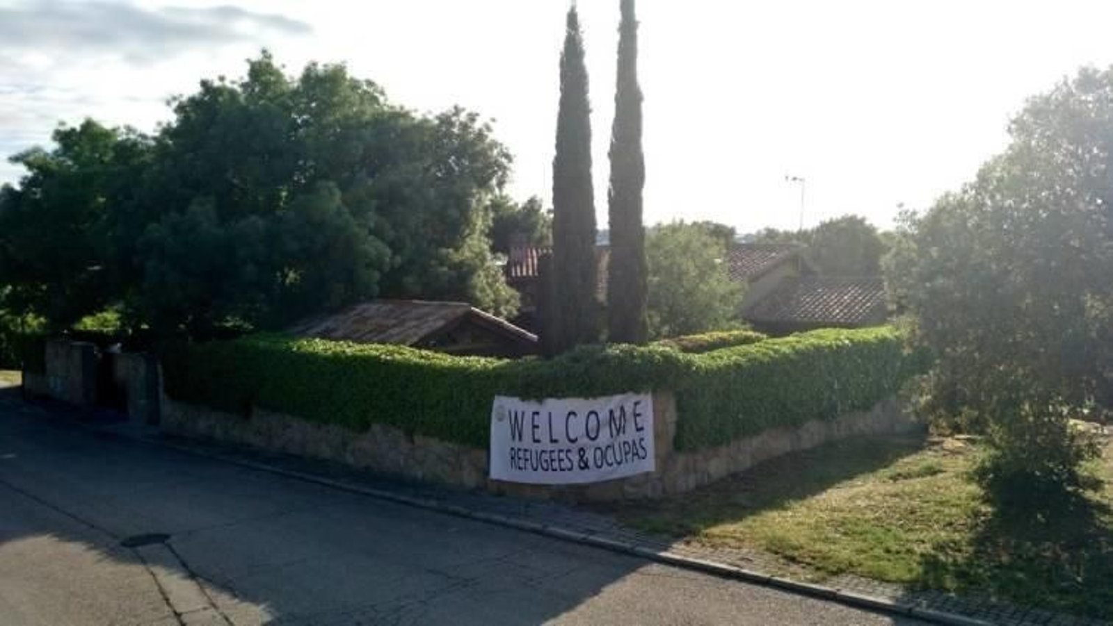 Imagen de la pancarta colgada por las juventudes de Vox en el chalé de Iglesias y Montero.