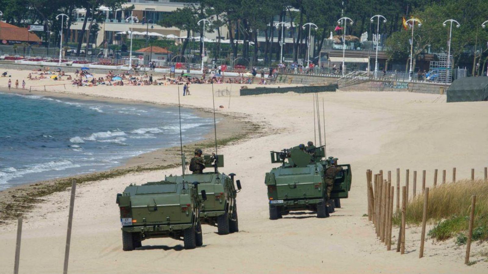 Vehículos del Ejército ‘tomaron' ayer la playa de Samil