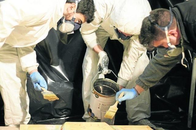 Parte del equipo, mientras realiza trabajos en el taller.