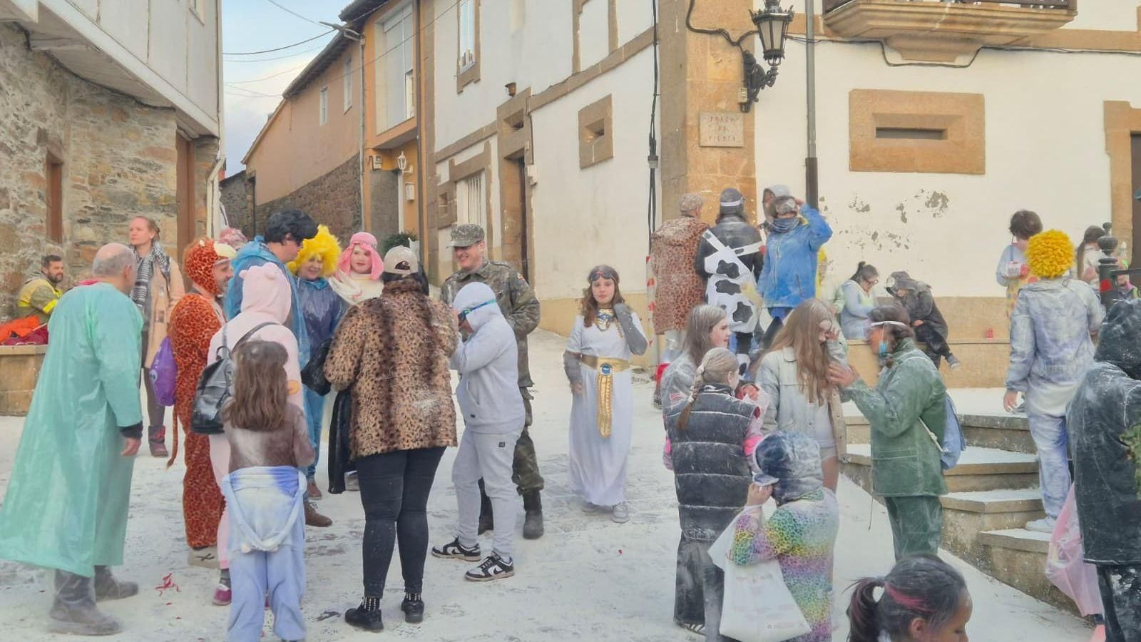 Pequenos e maiores enfariñáronse onte en Laza.