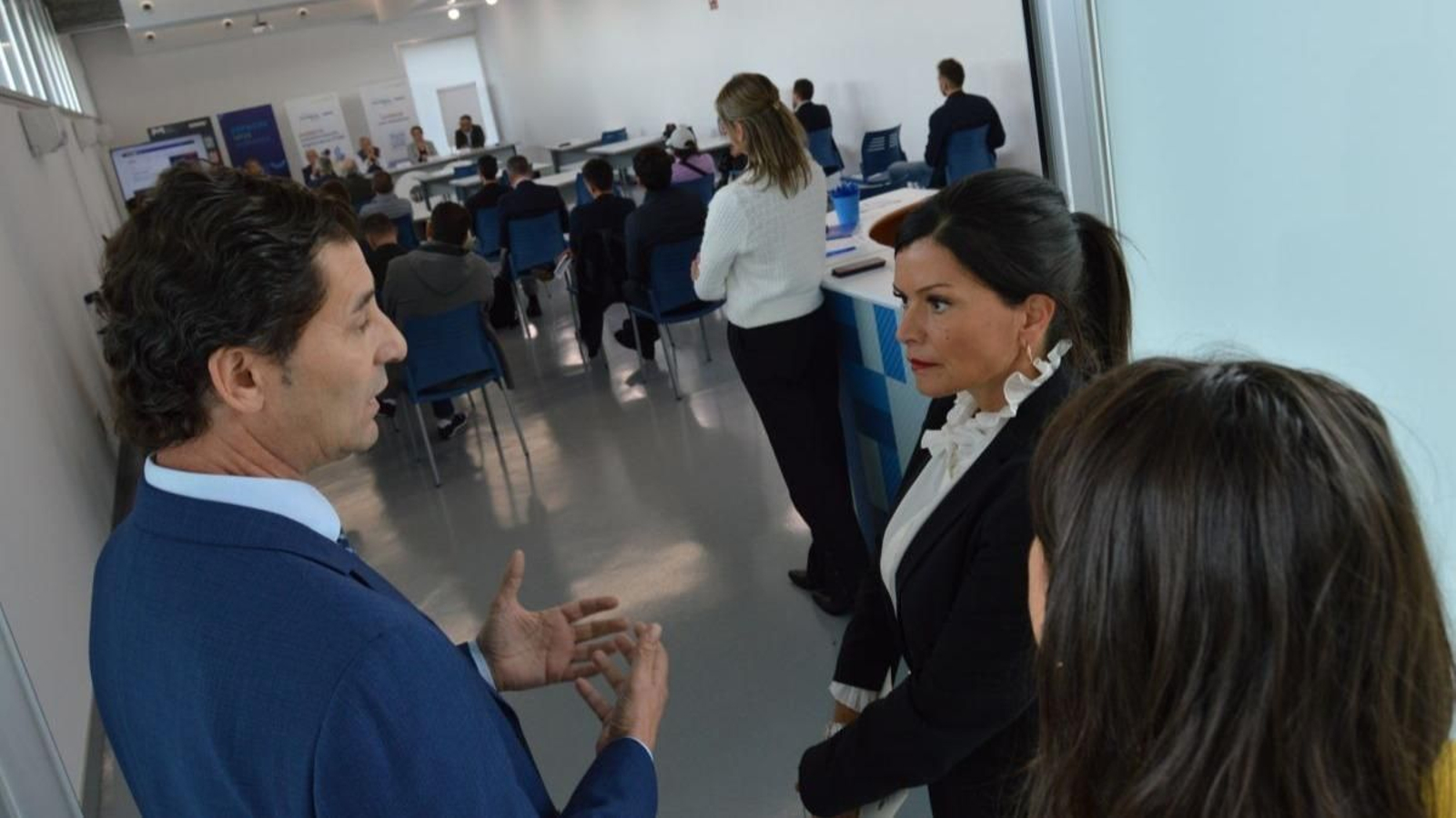 Manuel Castro, presidente de Aemos, y la alcaldesa, Nidia SArévalo, ayer en la inauguración de la nueva oficina.