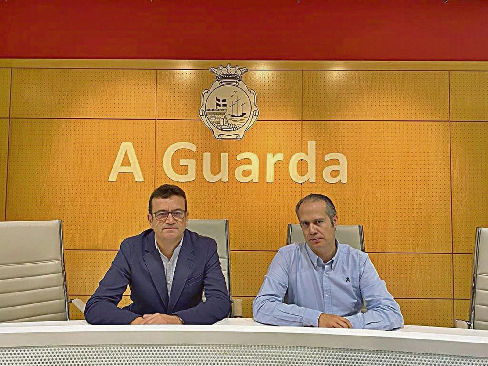 El alcalde Roberto Carrero (der.) acompañado de Oscar Alonso (izq.).