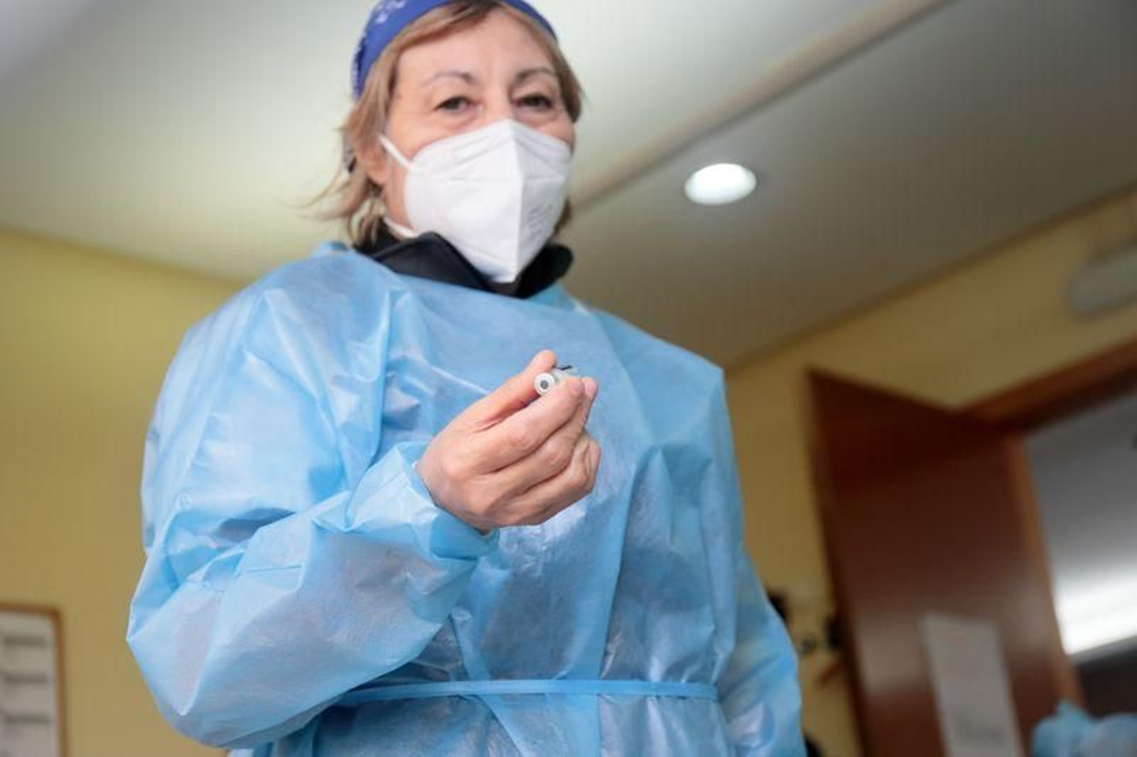 Una enfermera muestra una dosis de Pfizer/BioNTech (JOSÉ PAZ).