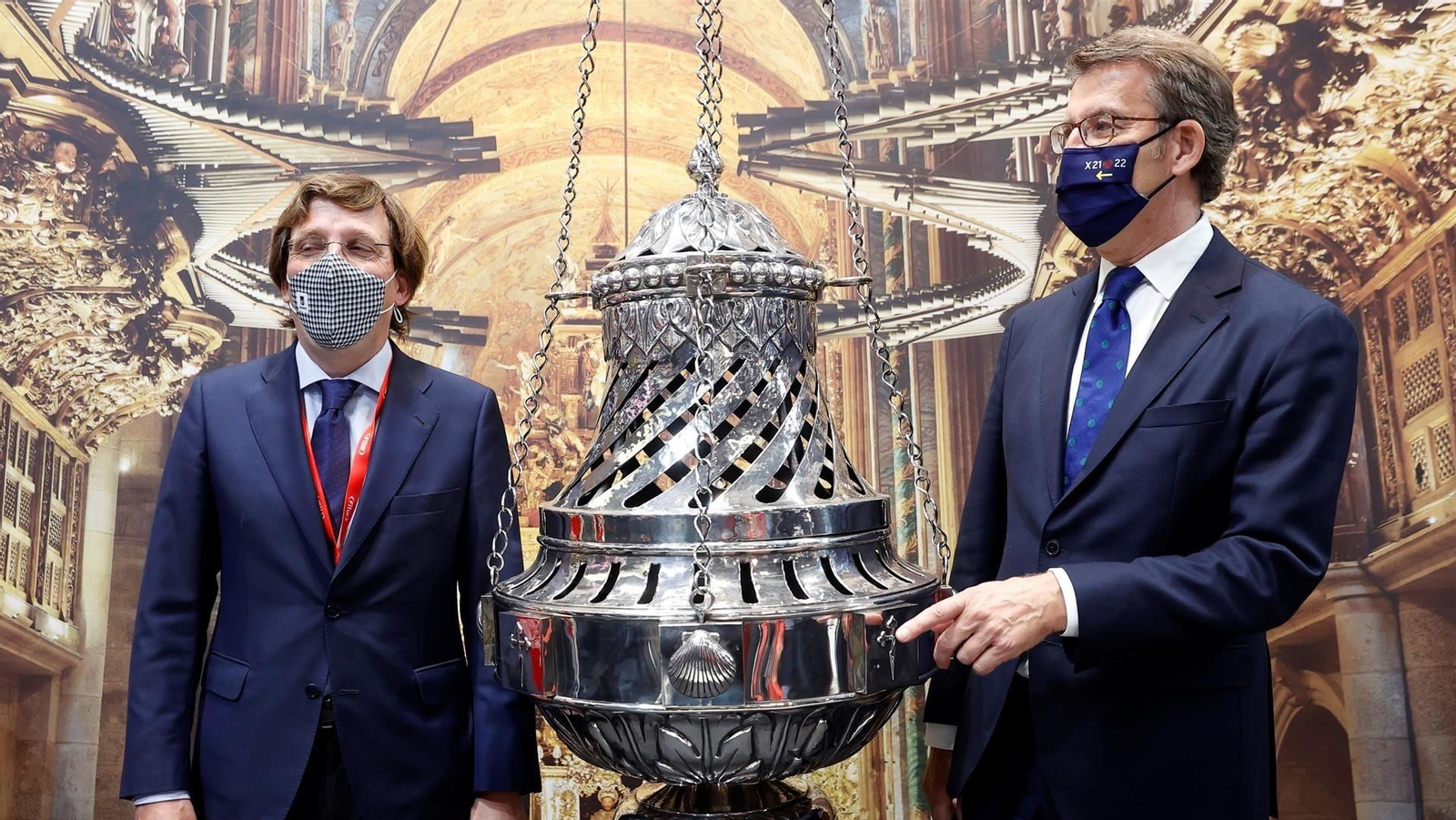 El presidente de la Xunta, Alberto Núñez Feijóo (d), y el alcalde de Madrid, José Luis Martínez Almeida, en el stand de Galicia en la 41 edición de Fitur. | EFE