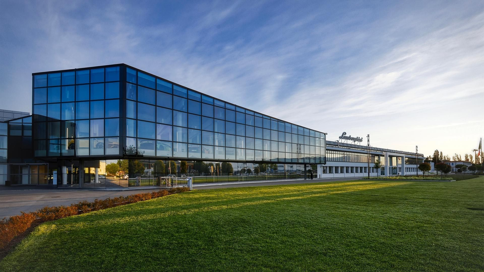 Fachada de la sede de Lamborghini