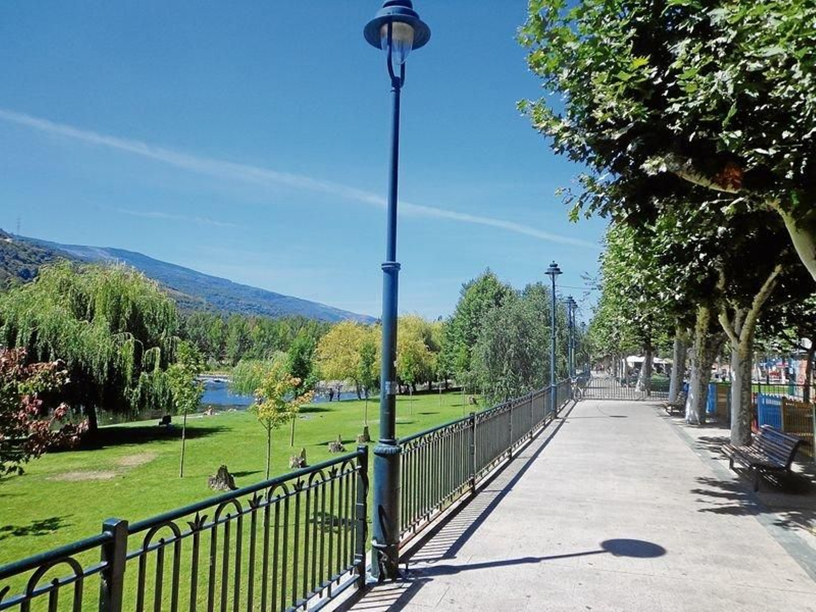 Farolas del Paseo do Malecón barquense, que pasarán a llevar lámparas led.
