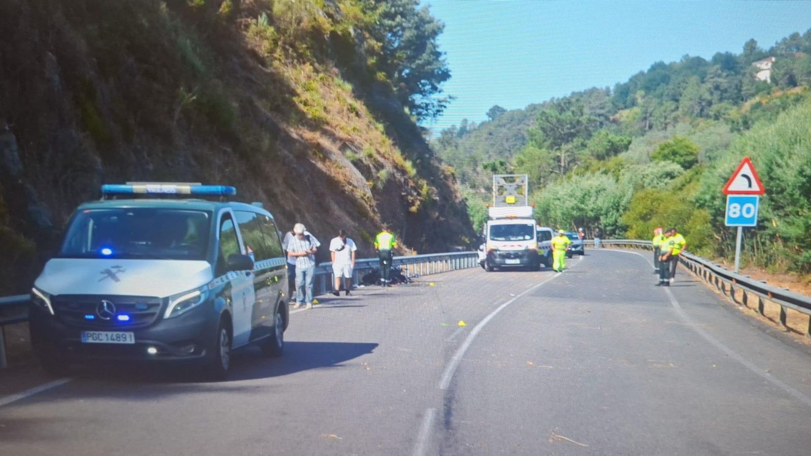 Punto de la N-120 donde se produjo el accidente con los restos de la moto accidentada en el arcén.