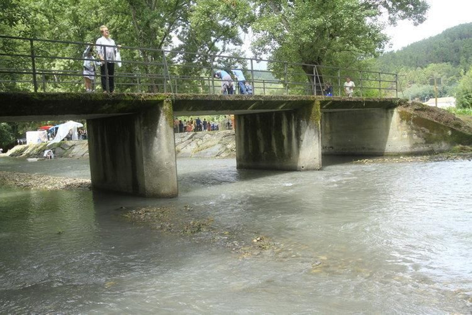 Imagen que pressentaba el escaso caudal del río Támega a su paso por la localidad de Retorta, en el municipio de Laza (MIGUEL ÁNGEL)