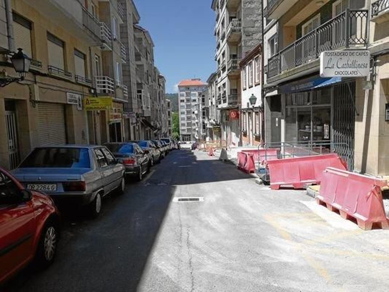 Construcción de nuevas aceras en la calle Uruguay, en Carballiño.
