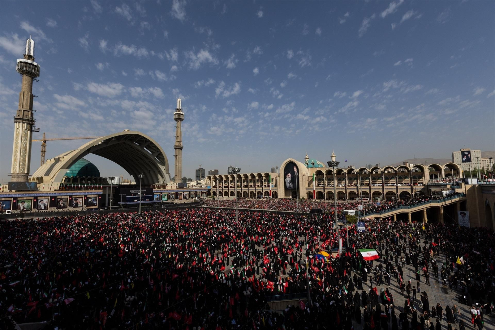 Millones de iranies despidiendo al Ayatolah