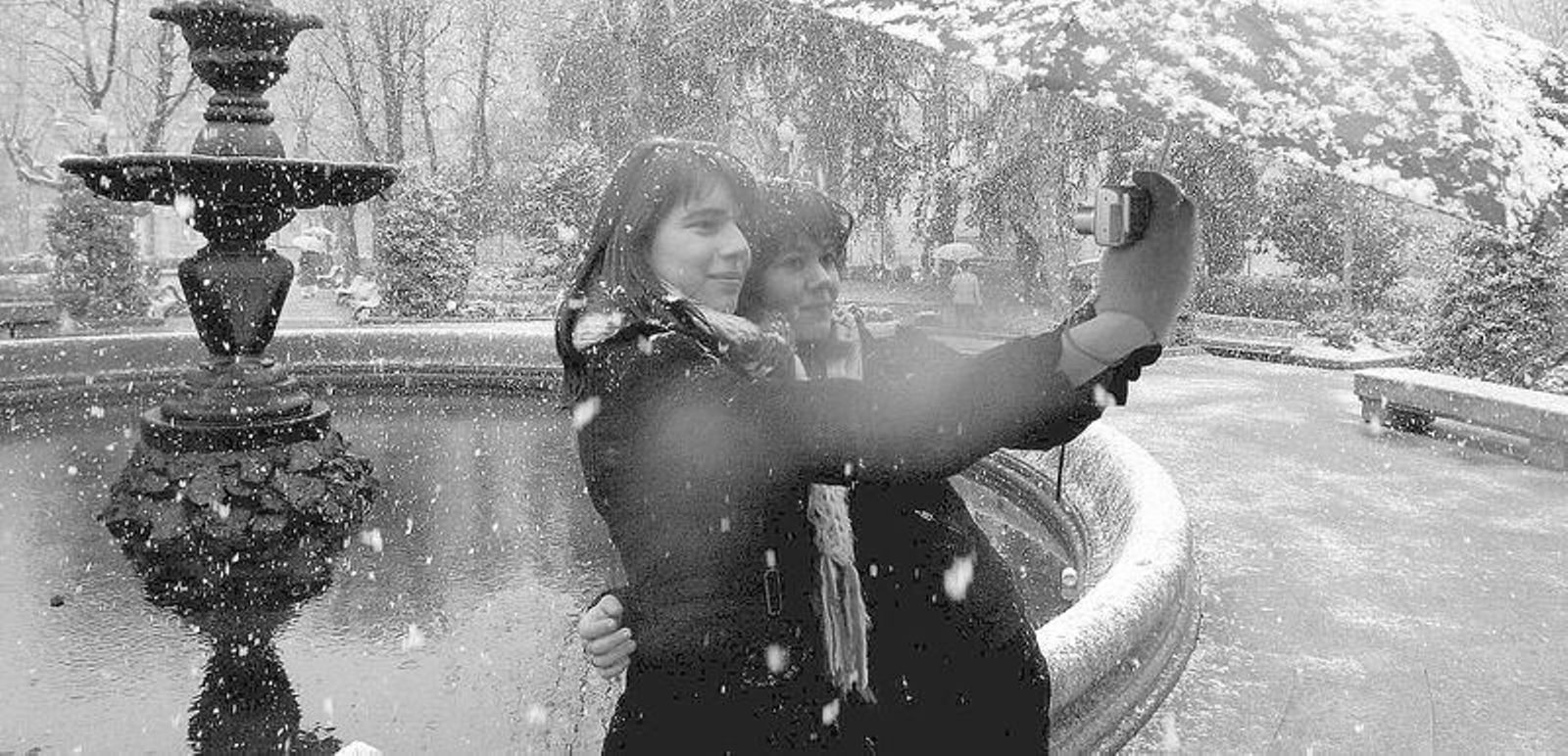 Dos jóvenes se sacan un "selfie" mientras nieva.