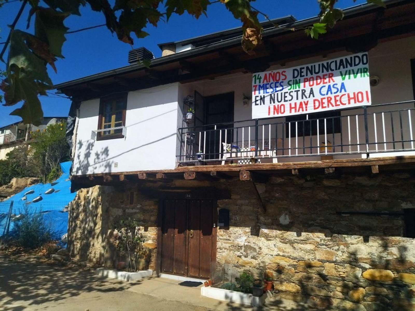 Casa amenazada por las ruinas colindantes, en O Castro.