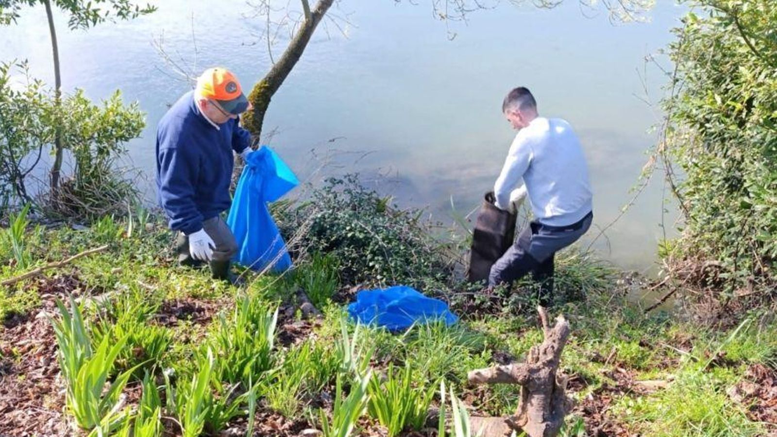 Dos voluntarios retiran varios objetos.