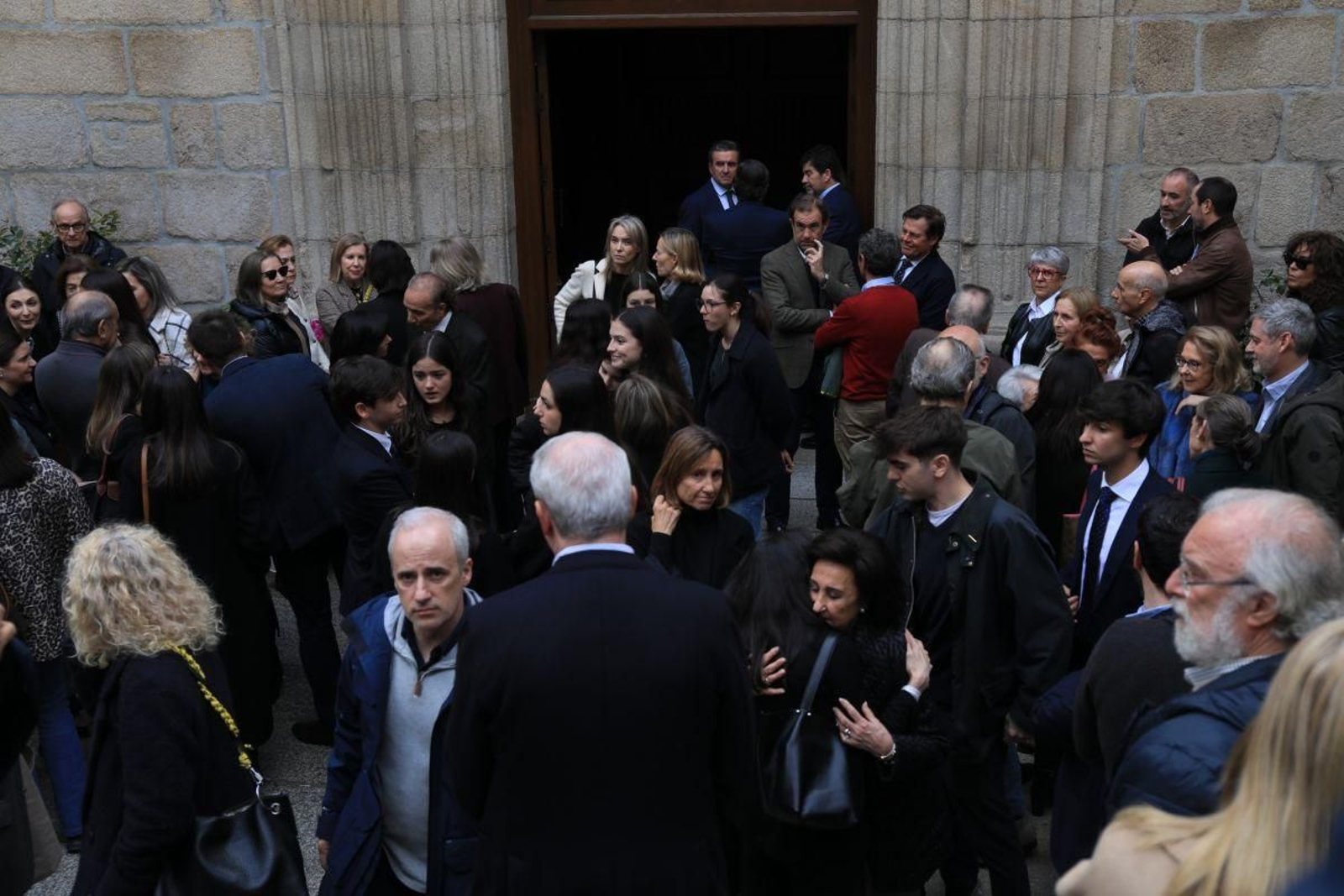 Atrio de la iglesia de Santo Domingo antes de la misa funeral por Ramón Seijas.