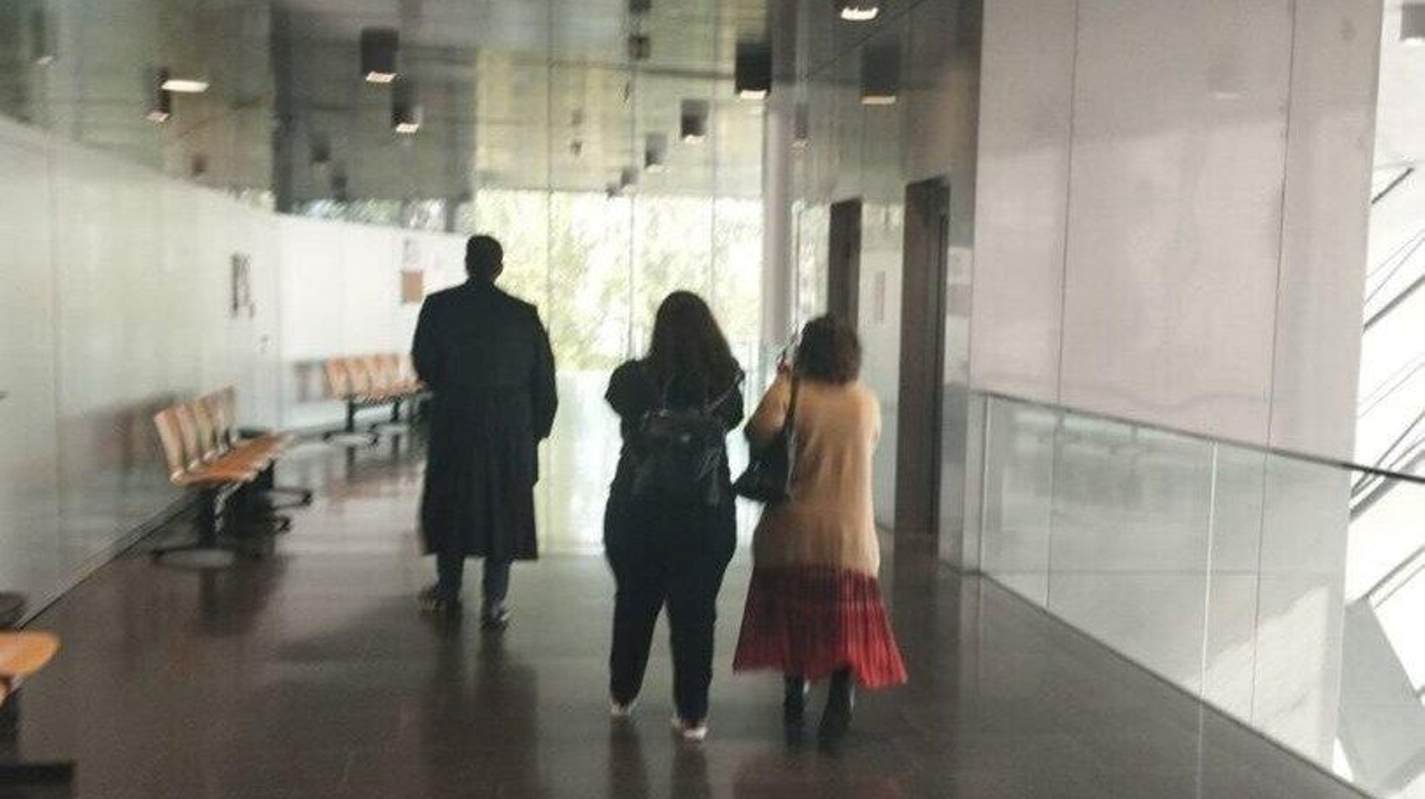 El abogado de un acusado de estafa camina por delante de la víctima y su madre, en el edificio judicial de Ourense (Foto: M.S.)