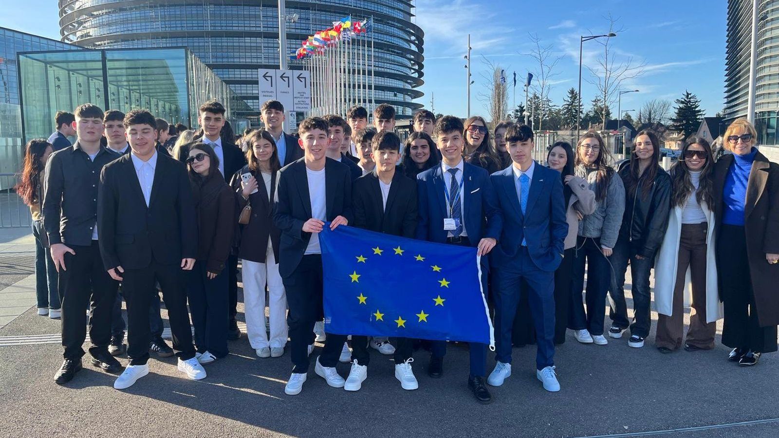 Delegación completa del instituto verinense en Estrasburgo.