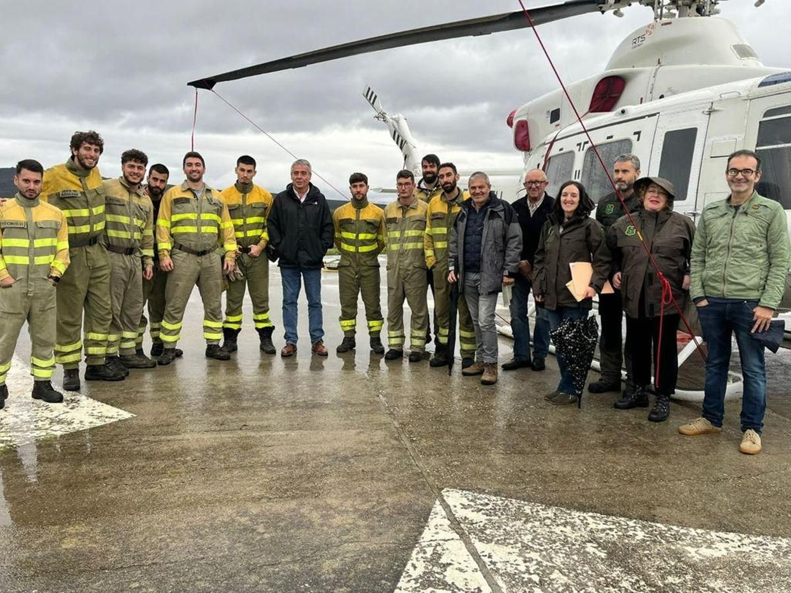 Visita del director xeral de Defensa do Monte a la base de medios aéreos de San Xoán de Río.