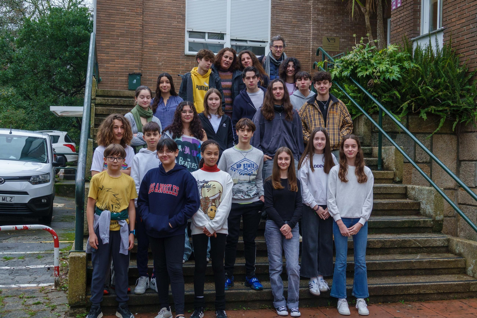 Los integrantes del club de música del IES Alexandre Bóveda posan con los profesores encargados.