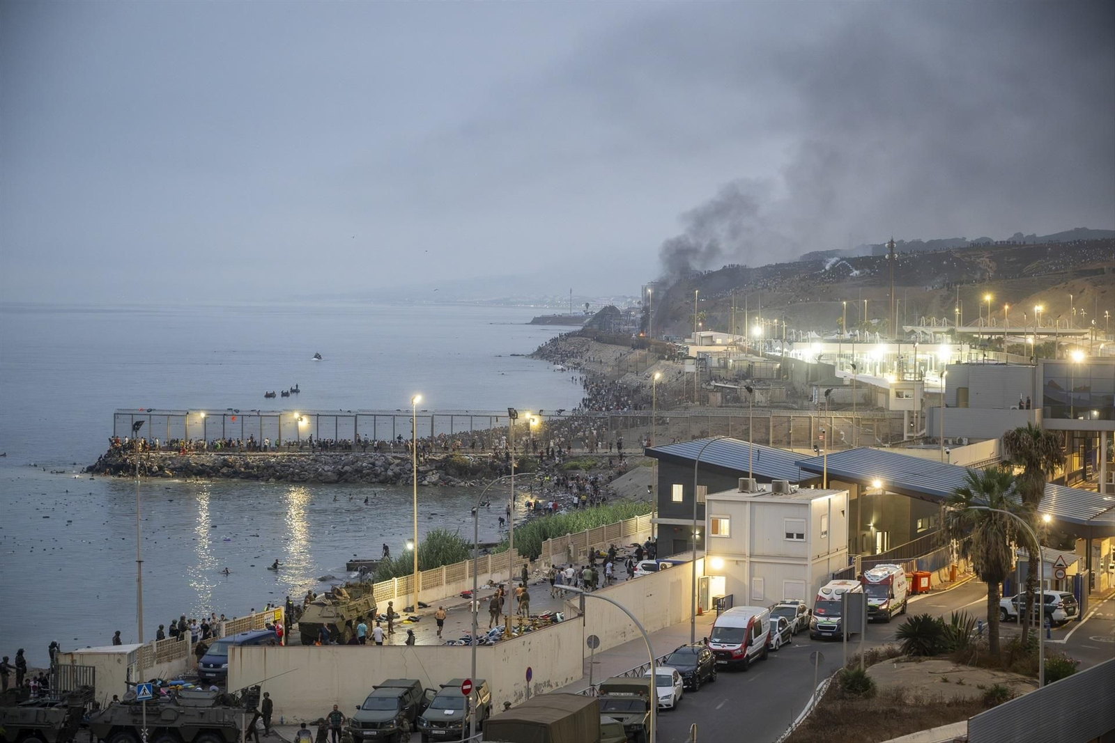 Galería | Miles de marroquíes cruzan a Ceuta en el segundo día de la crisis migratoria, en fotos