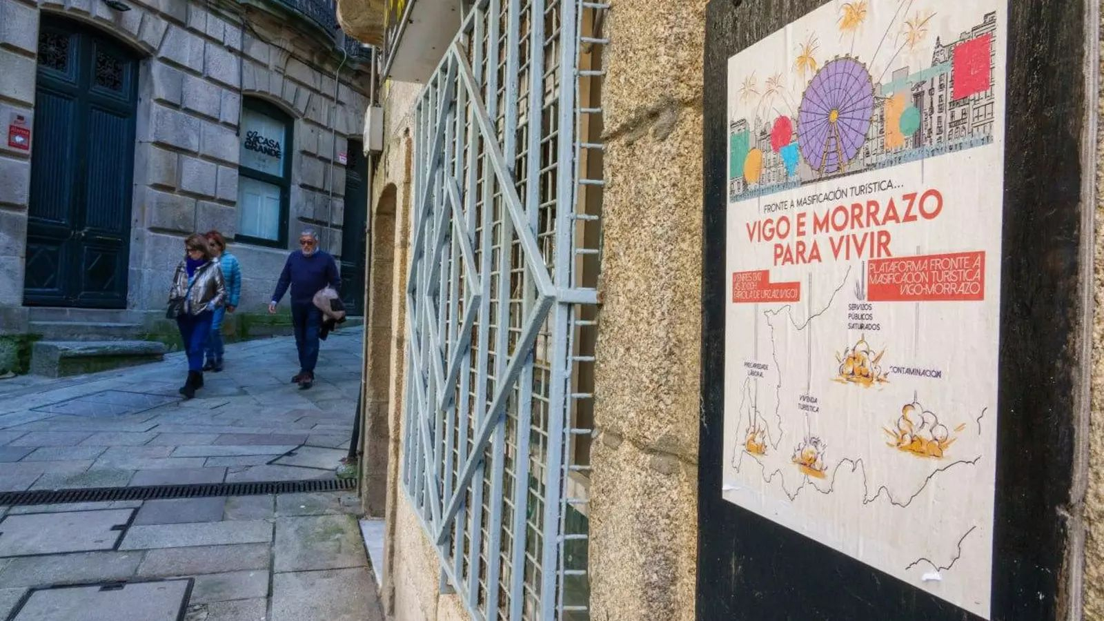 Un cartel de turismofobia en el Casco Vello