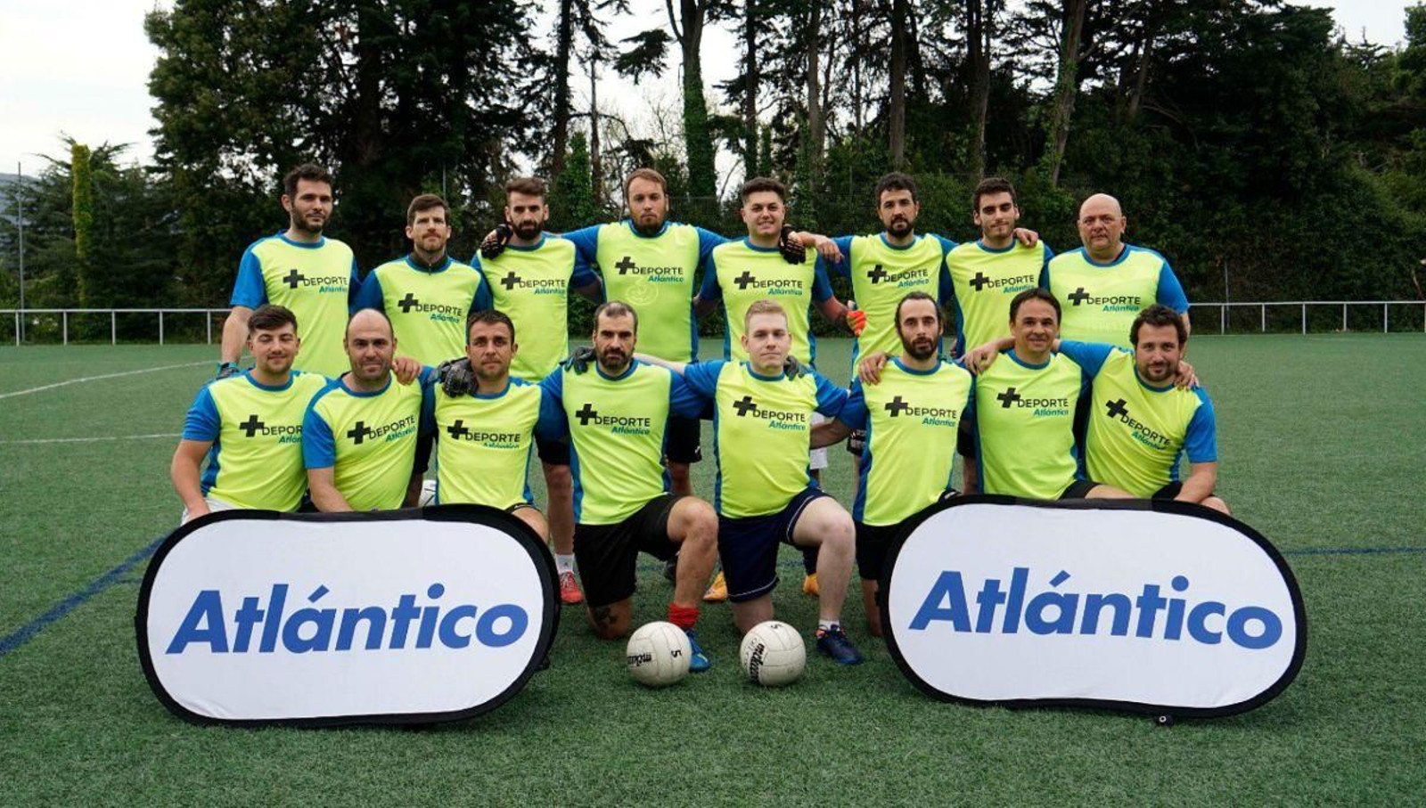 Posando antes de comenzar el partido en el campo de la ETEA.