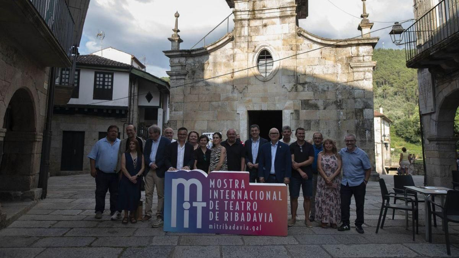 Autoridades en la presentación oficial de la nueva edición de la Mostra Internacional de Teatro de Ribadavia.