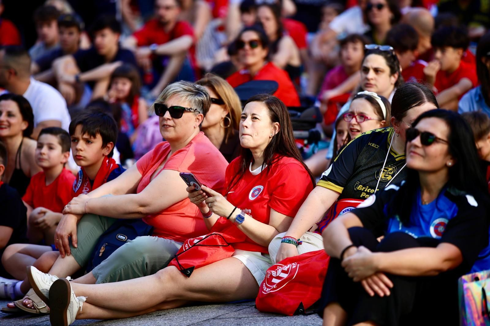 Galería | La afición de la UD Ourense sale a las calle de Ourense para disfrutar del partido, en fotos
