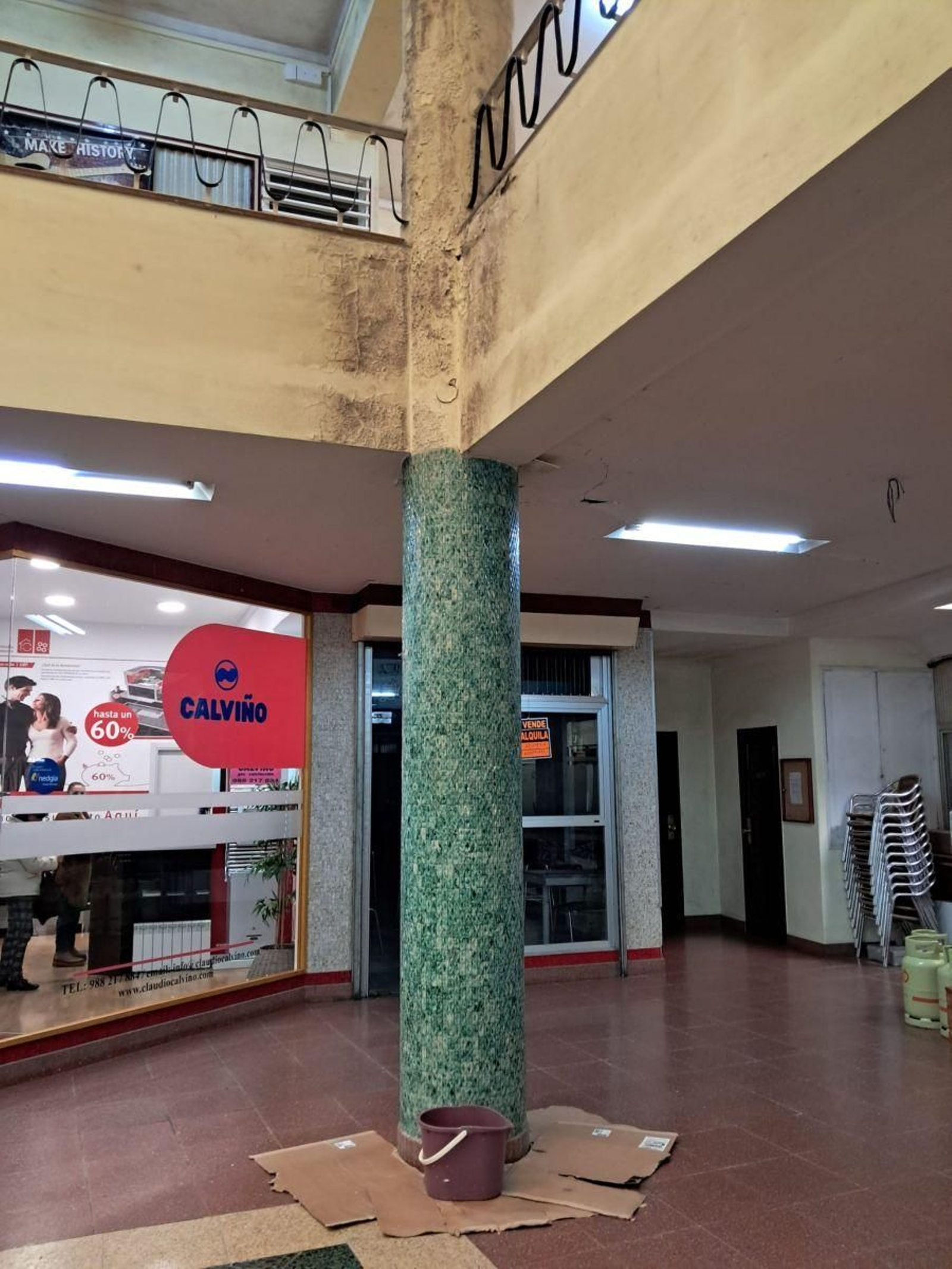 Una columna, presa de las goteras.