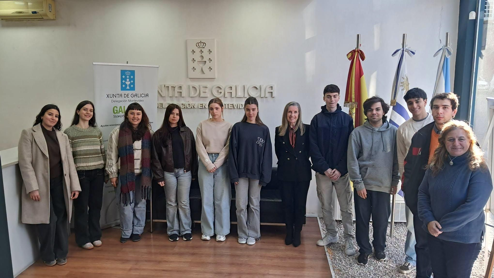 La delegada de la Xunta con los jóvenes que participarán en le programa
