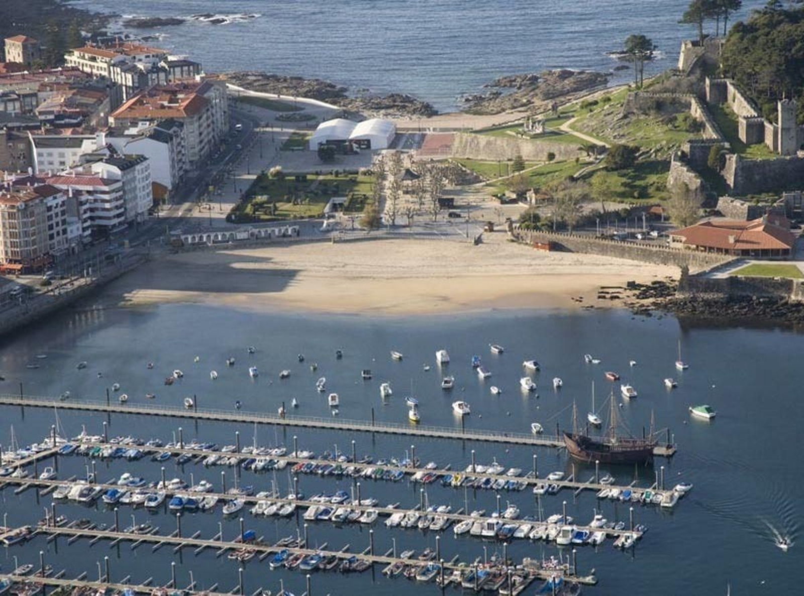 La playa de Ribeira es uno de los dos arenales donde se limpiarán los fondos en esta jornada.