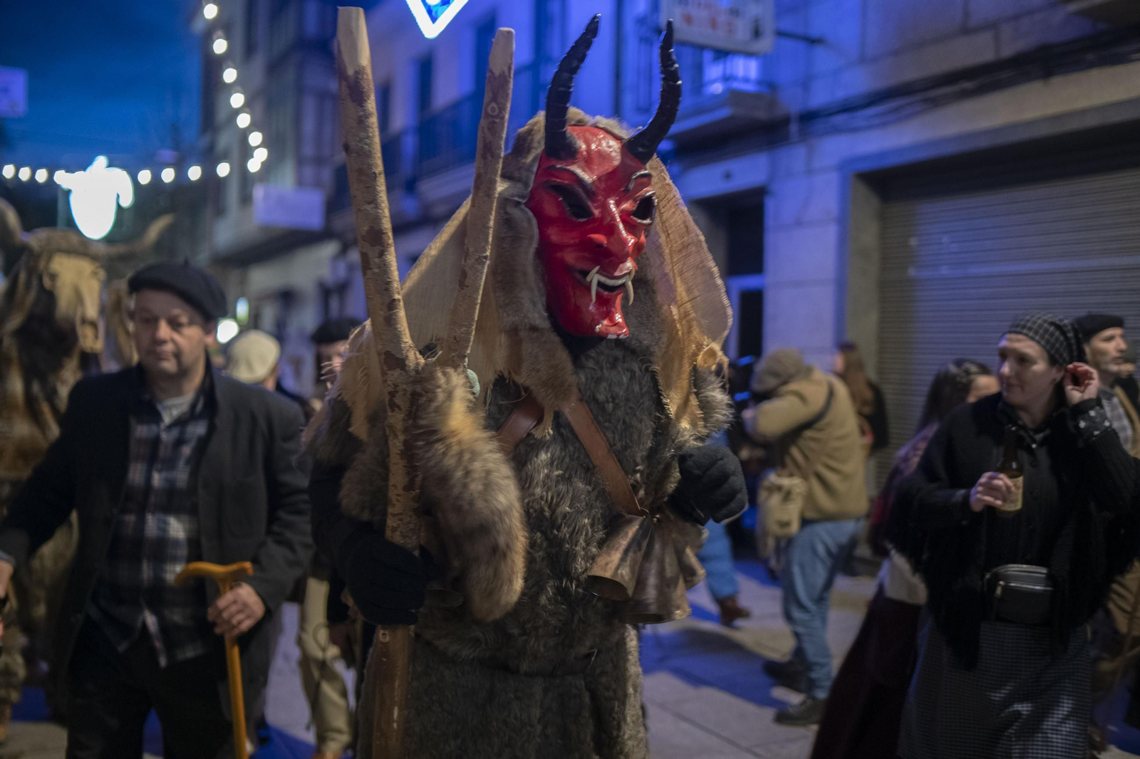 El touro y otros personajes populares se sumaron a la comitiva.