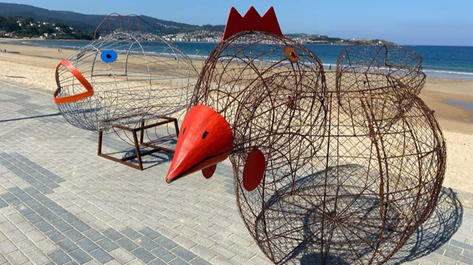 La gallina y los peces se suman a los recipientes ya existentes con anterioridad.