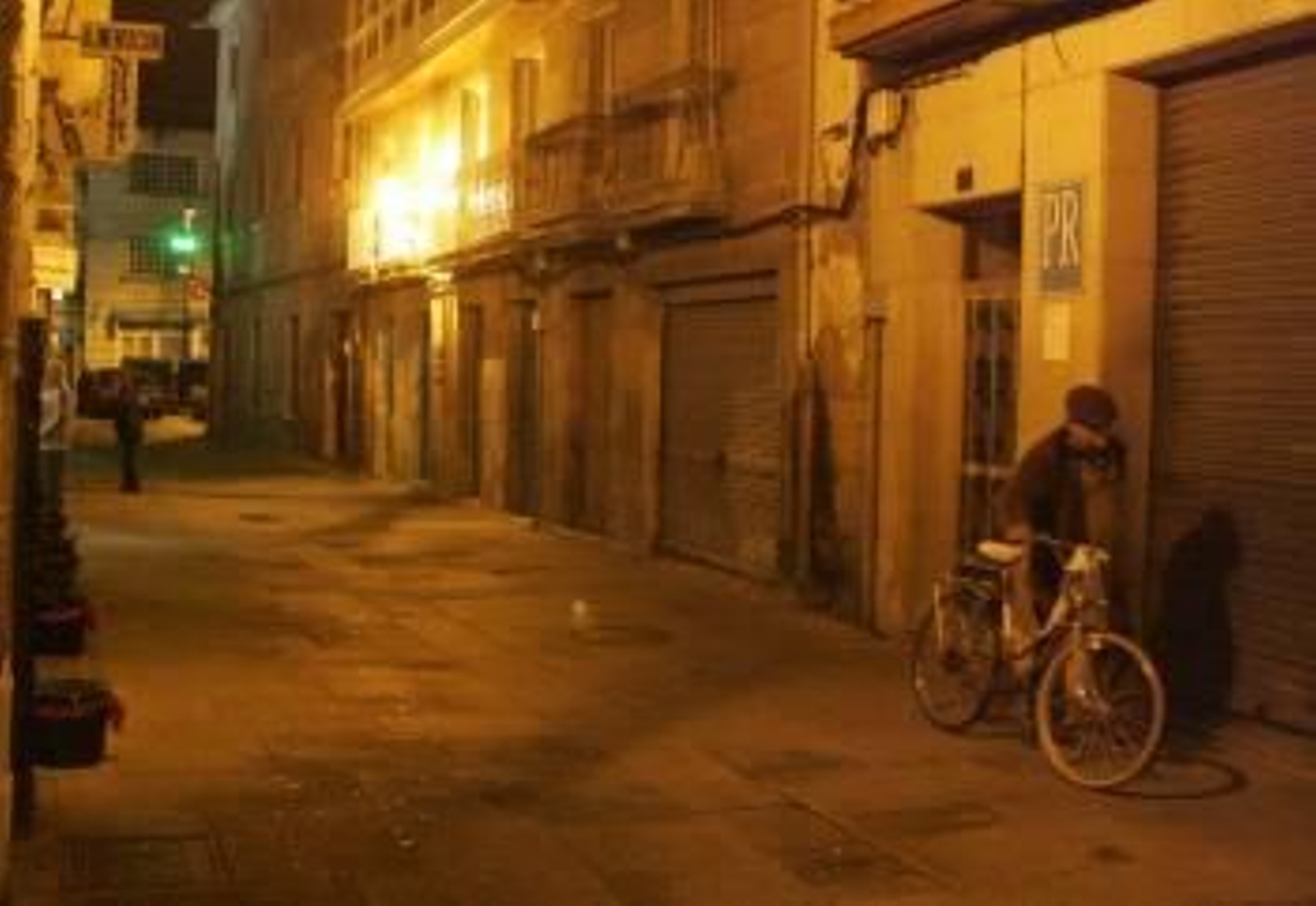 La calle de la Cruz, en pleno casco antiguo, pasará a ser ahora peatonal. (Foto: MARCOS ATRIO)